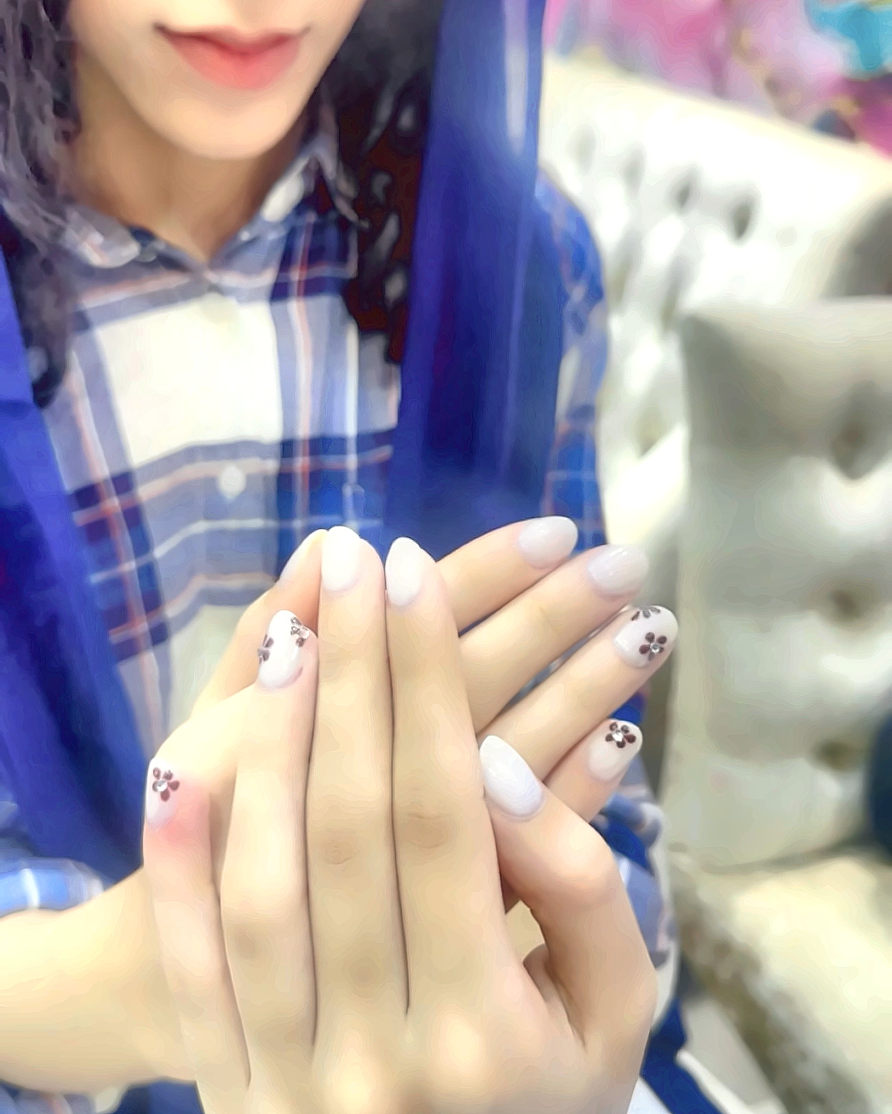Pearl chrome gel nails with an iridescent shimmer